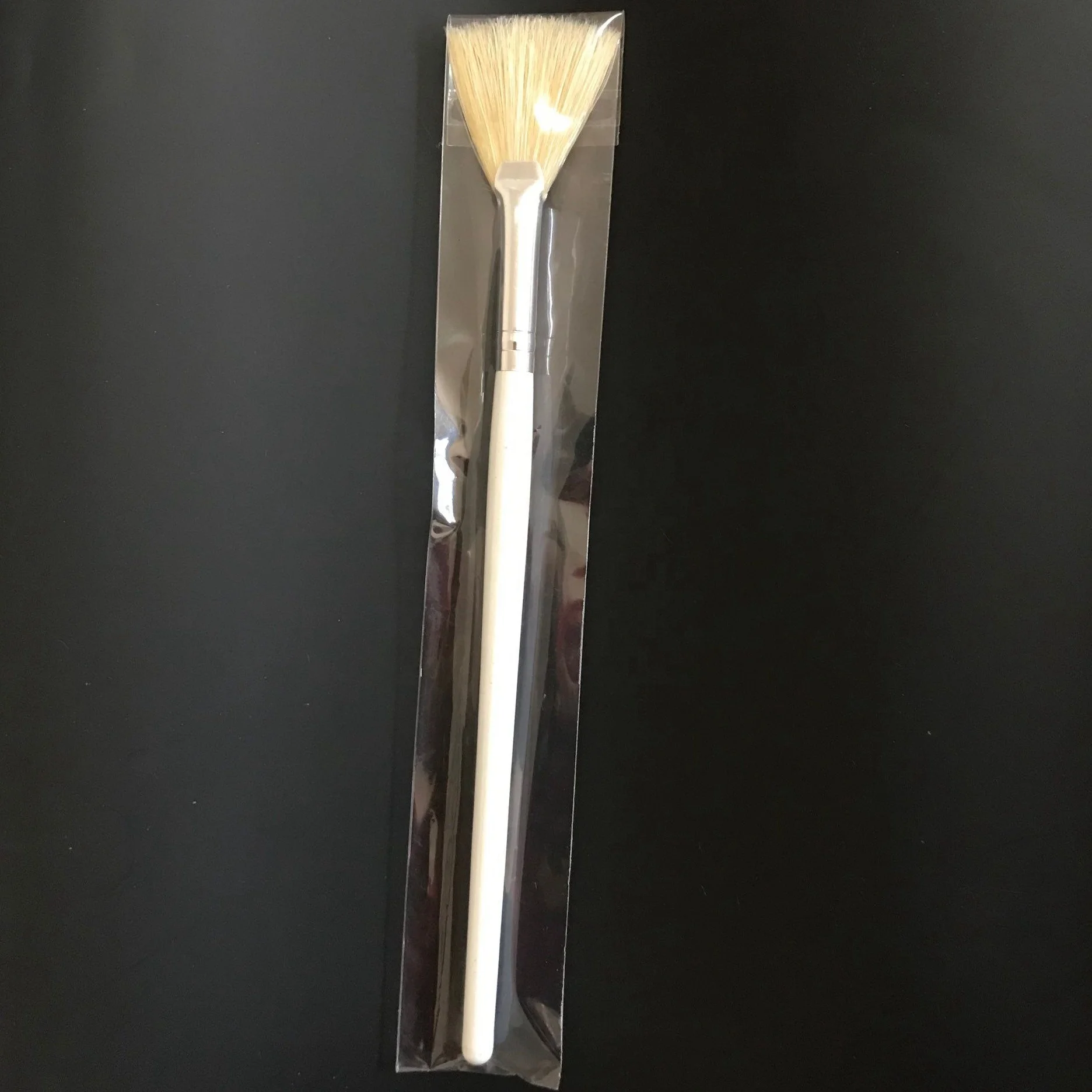 
Amazon Hot Sale Natural Boar Bristle Face Mask Applicator Facial Mask Fan Brush for Acid Peel Treatments 