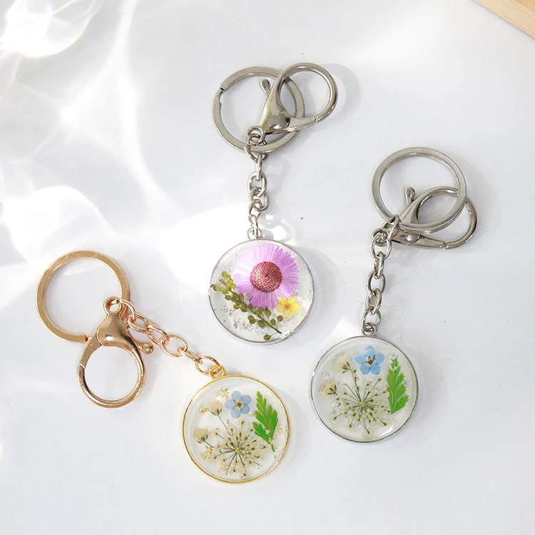 

Personalized Custom Alloy Round Resin Chrysanthemum Keychain Resin Dried Flower Keychain