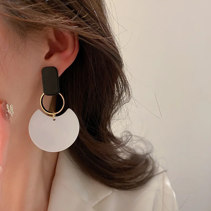 

fashion hollow round pendant earrings