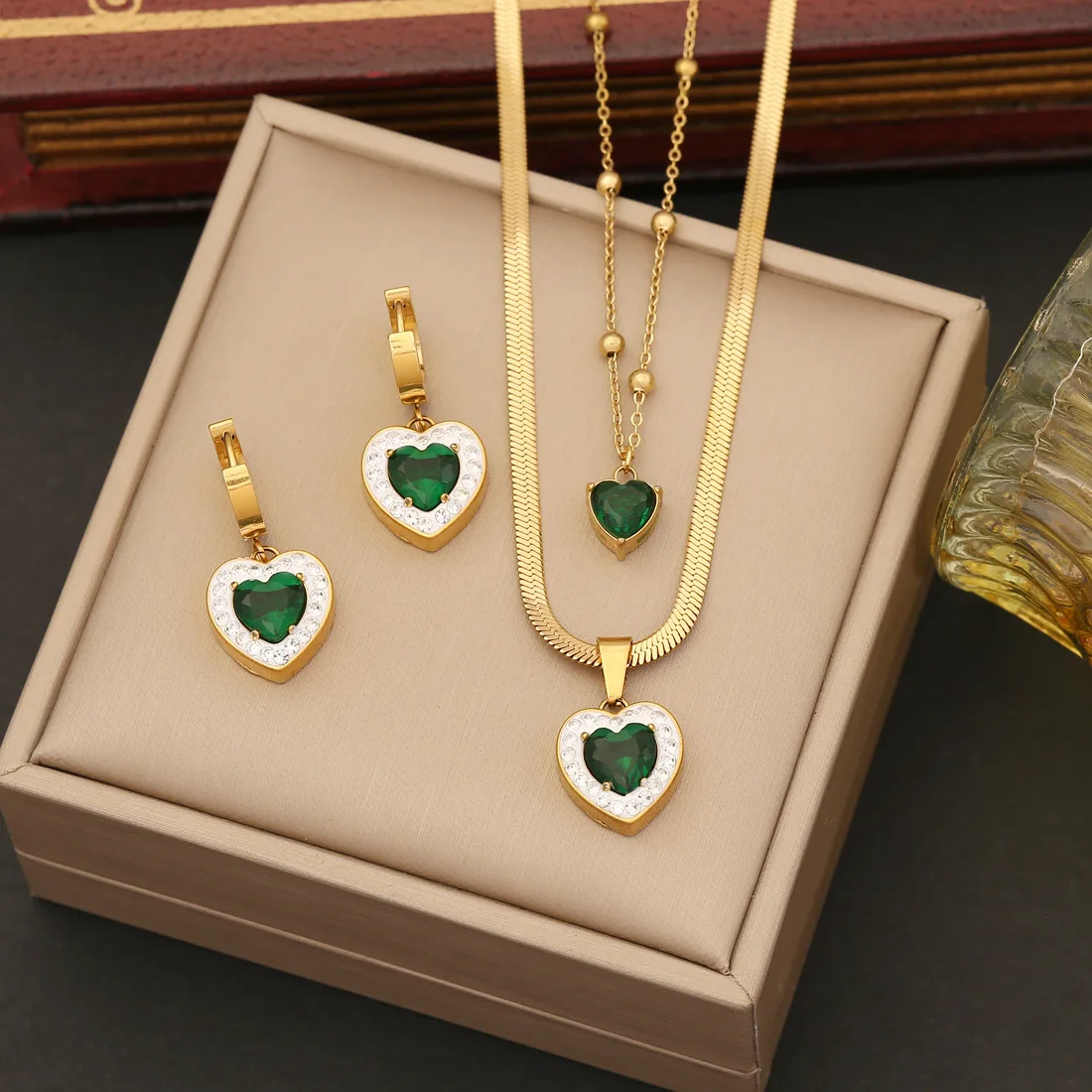 

2023 Hot Fashion Jewelry Set Emerald Heart Double Layered Necklace Luxury Stainless Steel Heart Hoop Earrings Necklace for women