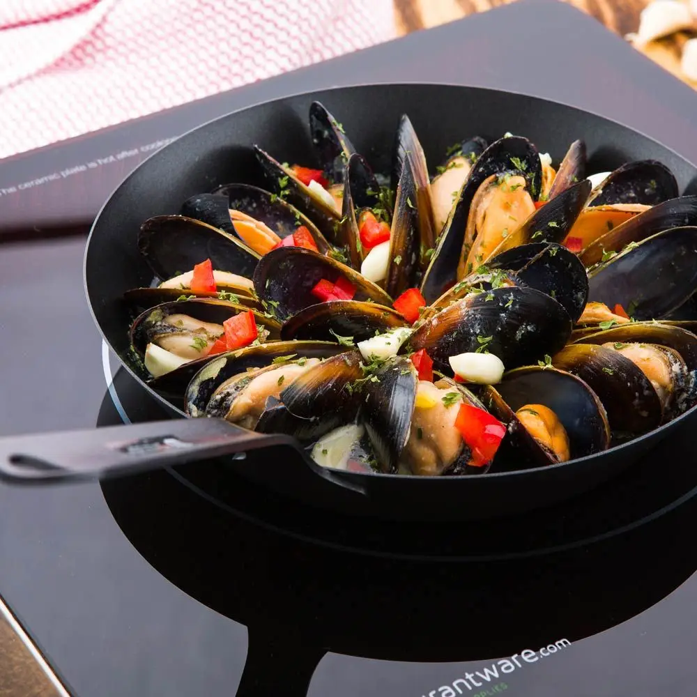 Pre-seasoned Carbon Steel Skillet Black Steel Chef Frying Pan For Hotel Restaurant