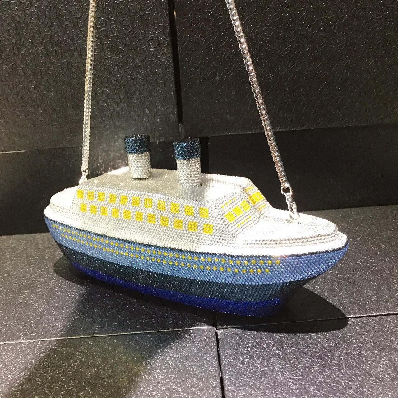 

Newest 2020 Fashion Party Evening Bags Crystal Glitter Stereo Modelling Ship Shape Bling Diamond Clutch Purse And Handbag, As pictures