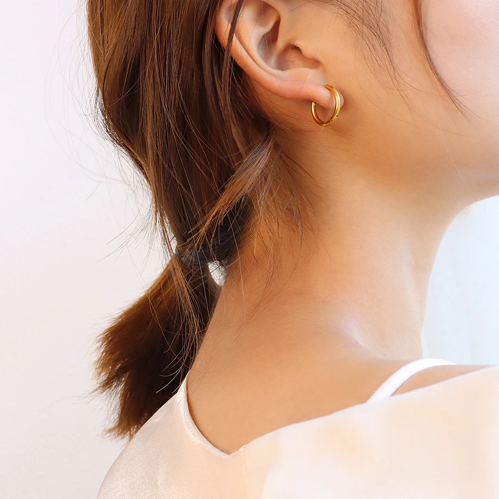 

Temperament Simple 1.5cm Hoop Earrings Titanium Steel 18K Gold Plated Jewelry, Picture shows