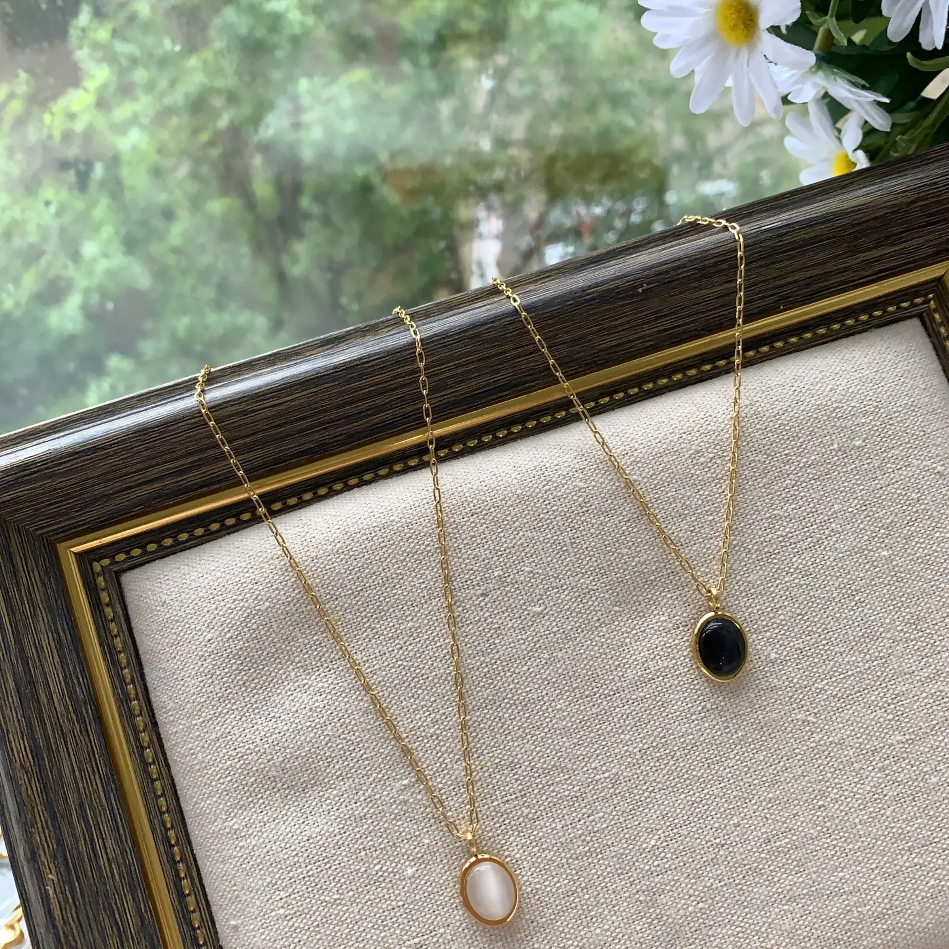 

French Style Fashion White Black Cat Eye Stone Necklace Simple Gold Round Oval Stone Pendant Necklace for Women Girls