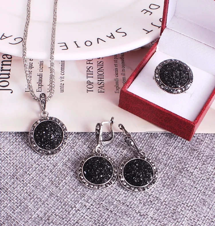 

Hot Selling 4 Pcs Set Fashion Creative Zircon Pendant Necklace And Earrings Ring Set Zircon Jewelry Set