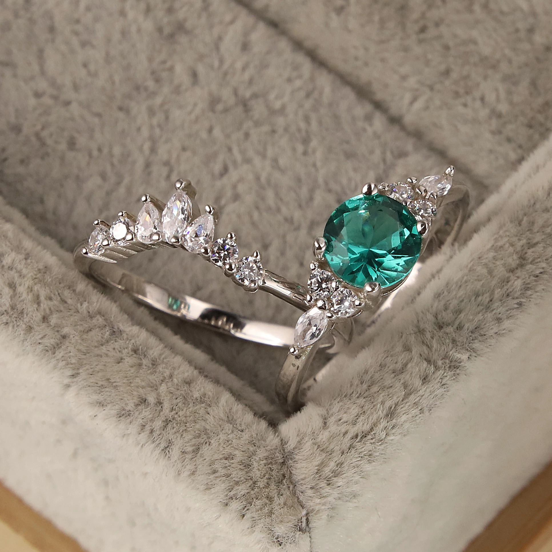 

Hot sale of European and American fashion 925 pure silver crown ring platinum zircon Green Crystal Ring Jewelry women's gift