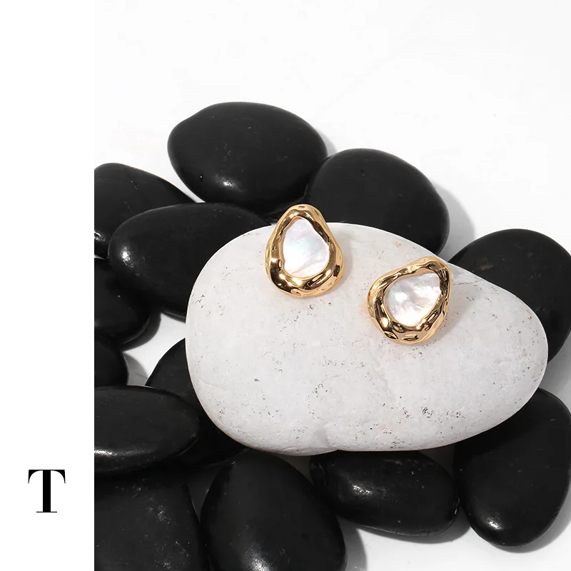 

2021 new simple retro elegant drop - shaped fresh water shell ear stud, Gold color