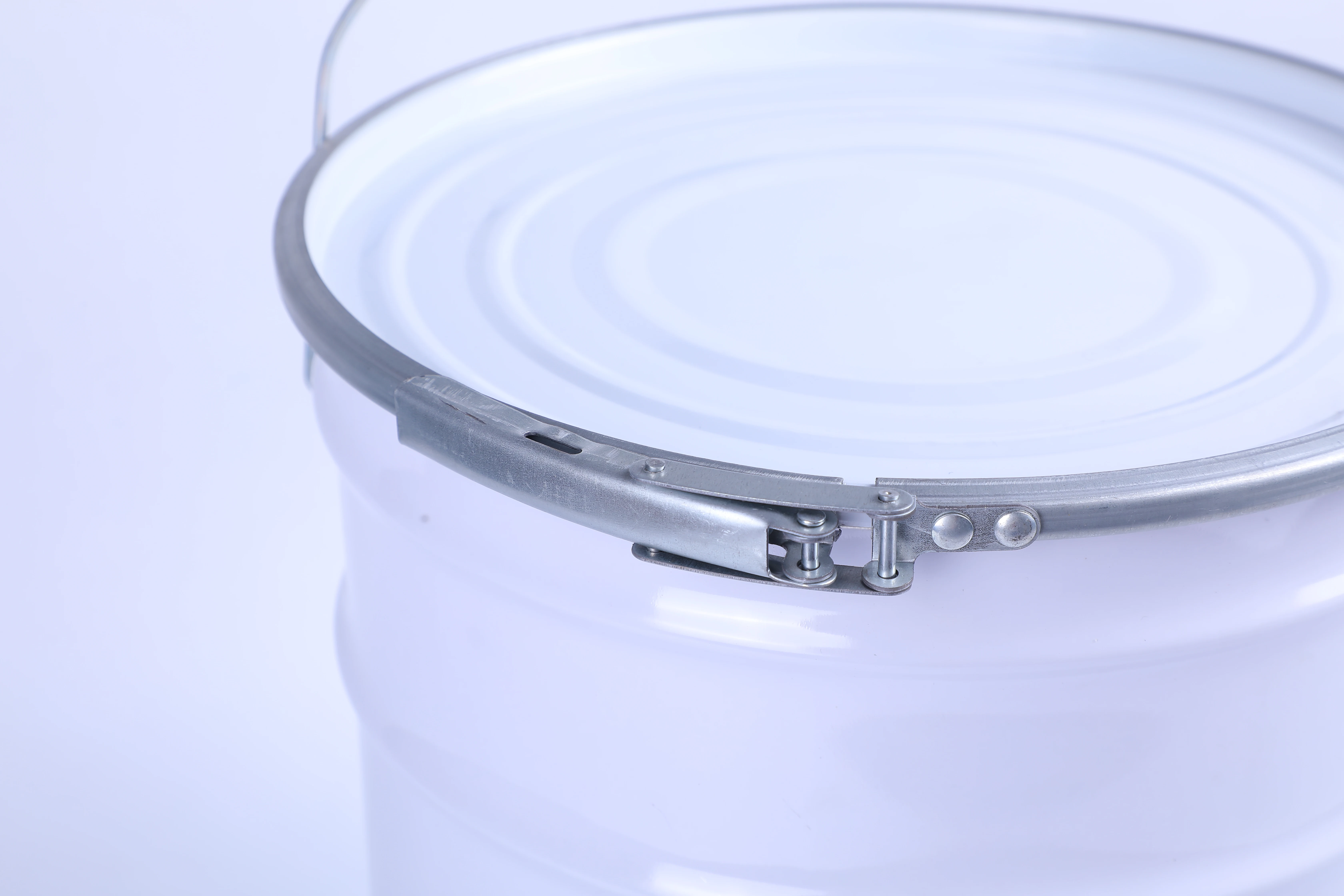 
20 liter round white metal paint/chemical bucket/pail/drum with handle and lid metal bucket with lid 