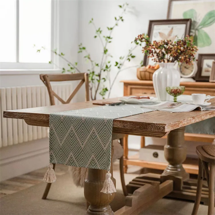

Hot Home Decoration Cotton Polyester Fabric Geometric Jacquard Table Runner With Tassels