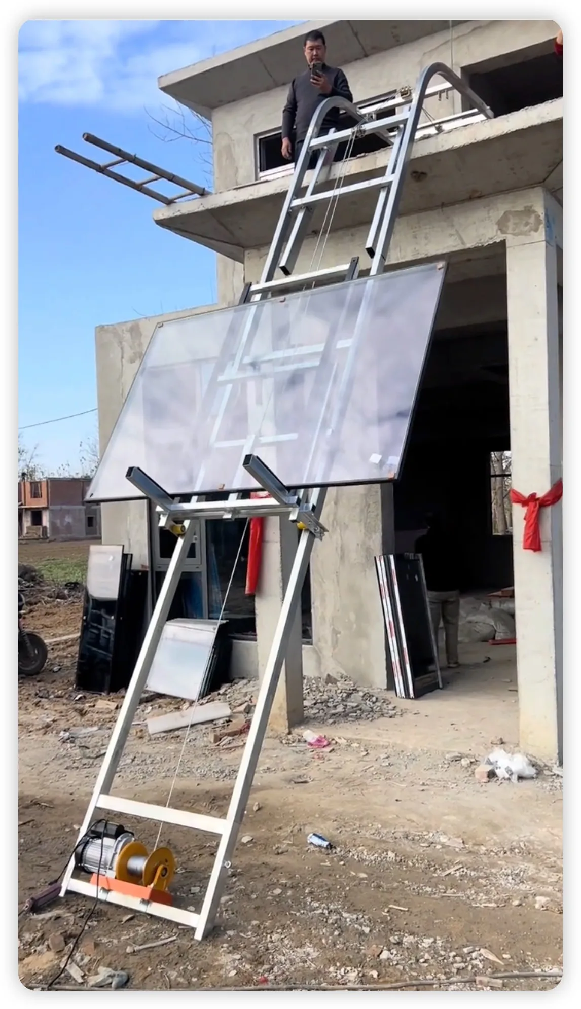 Automatic Turning Solar Panel Lift in rooftop installation work