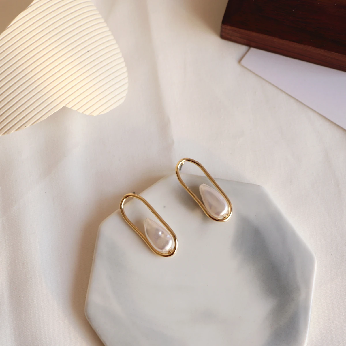

Juhu New Selling Plated Gold Alloy Oval Cutout Stud Female Earrings Artificial Pearls Jewelry Wholesale