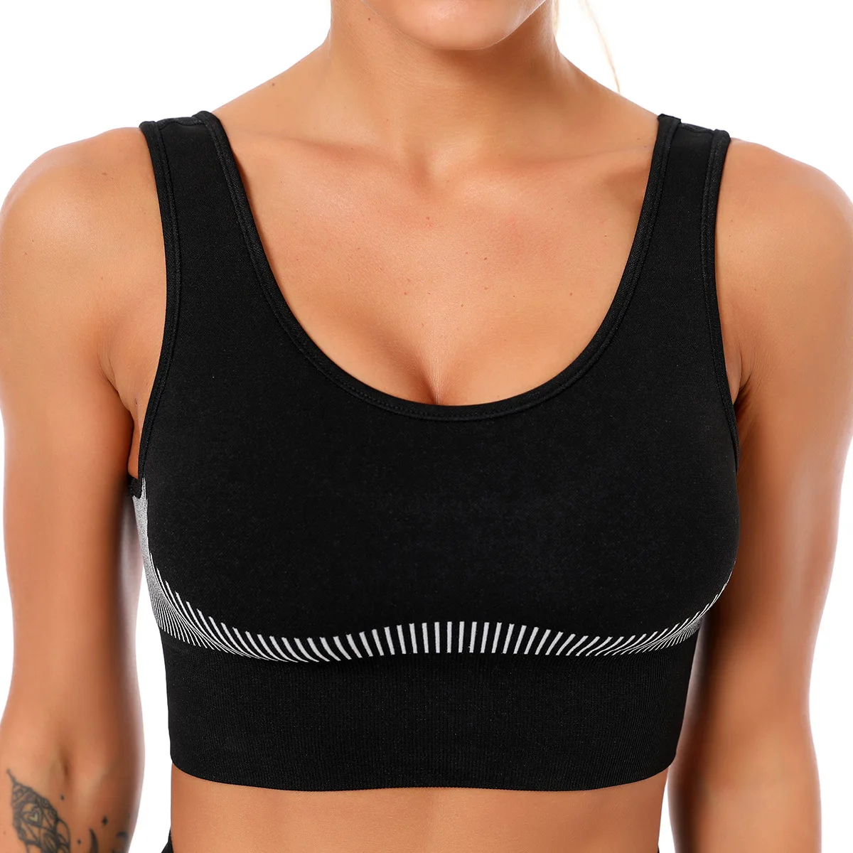 

Beautiful back mesh is breathable and seamless womens sexy yoga sports bra, Refer to pictures