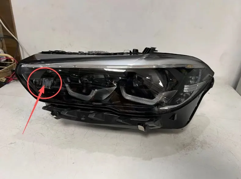 BMW G05 mid-spec headlight with the auxiliary light area marked