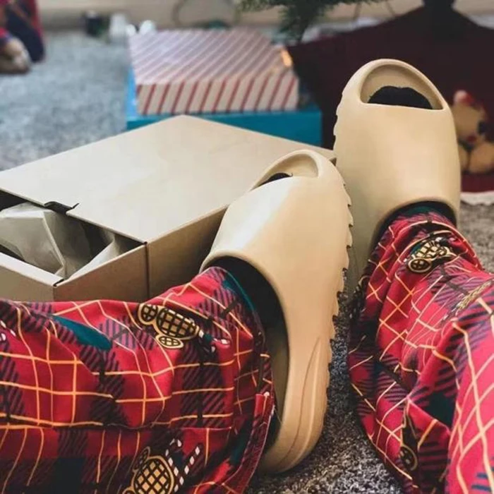 

2021 wholesale cheap adult Yeezy slippers women's color Yeezy slippers men's Yeezy slippers, Customized color