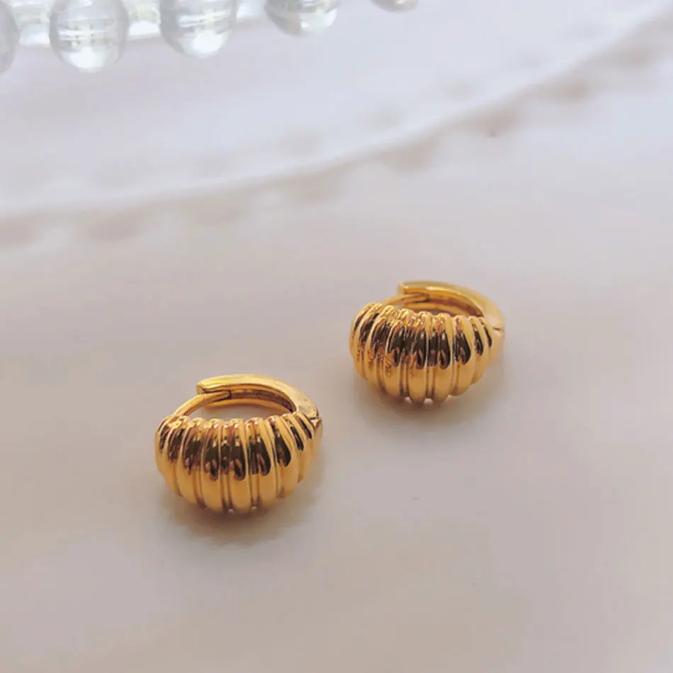 

Wholesale brass exquisite threaded gold plated croissant shaped earrings mini bamboo twist huggie earrings