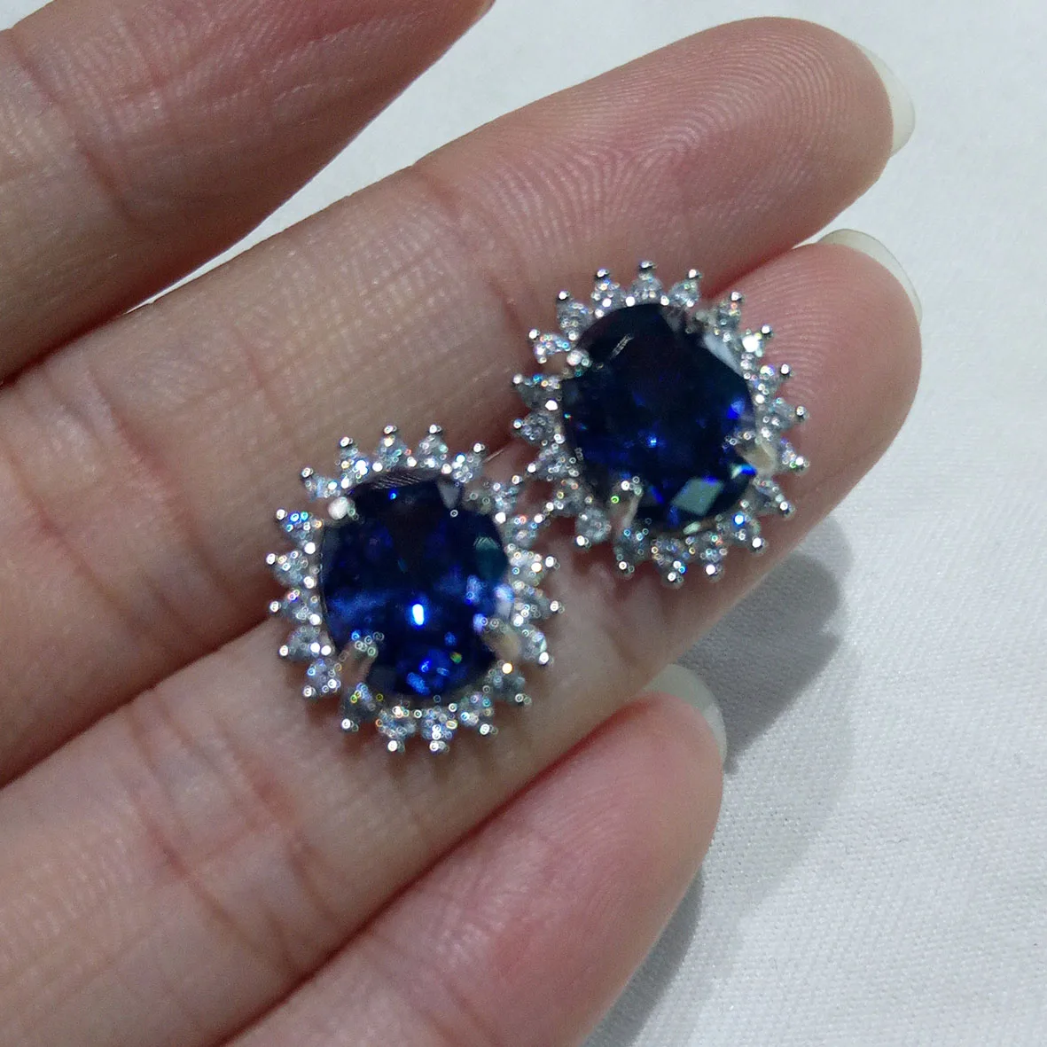 

Gemstone Fashion Jewelry S925 Sterling Silver Tanzanite Oval Cut Elegant Women Stud Earrings