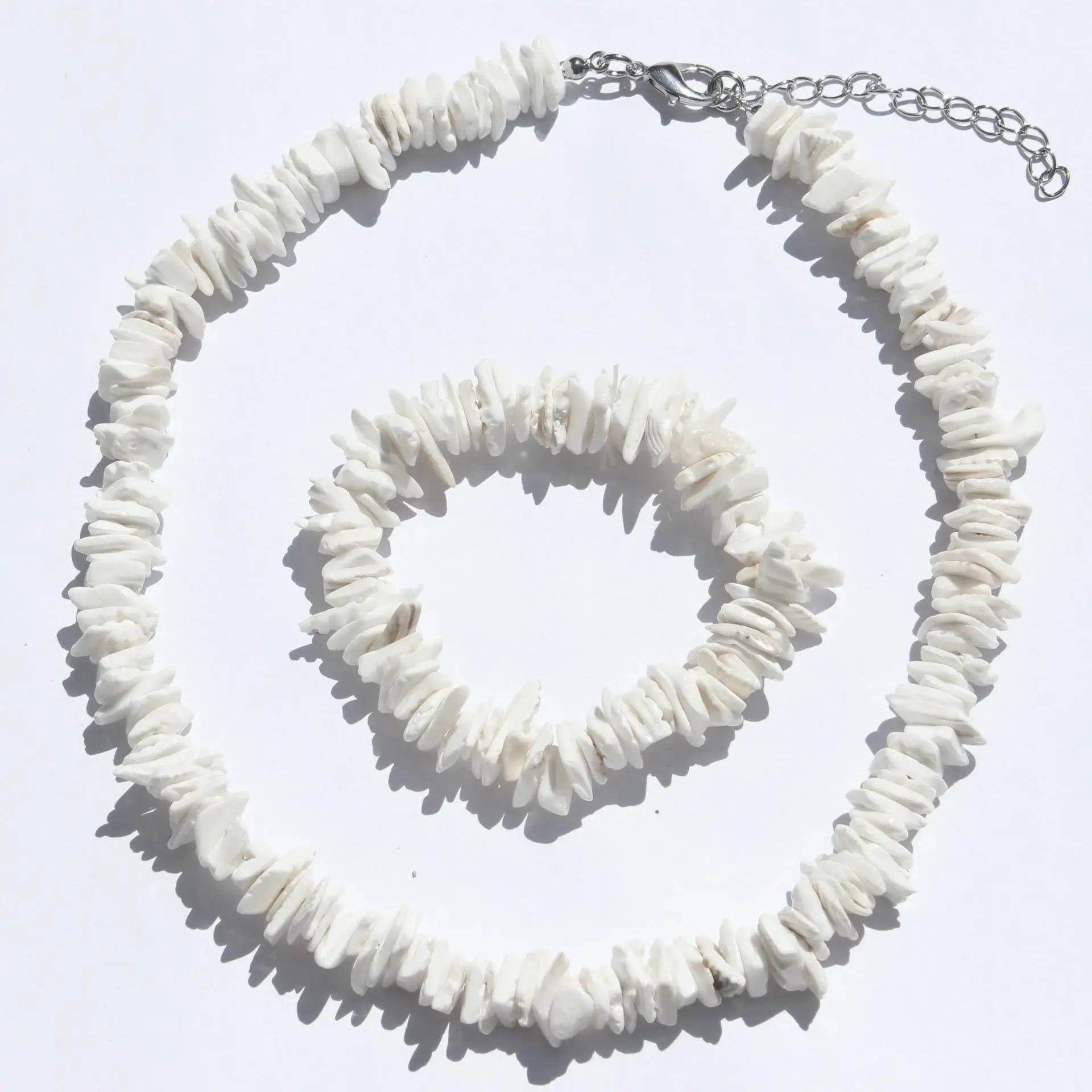 

Hawaii Bohemian Broken Cowrie Shell Bracelet Necklace Set White Puka Shell Necklace with Adjustable Chain