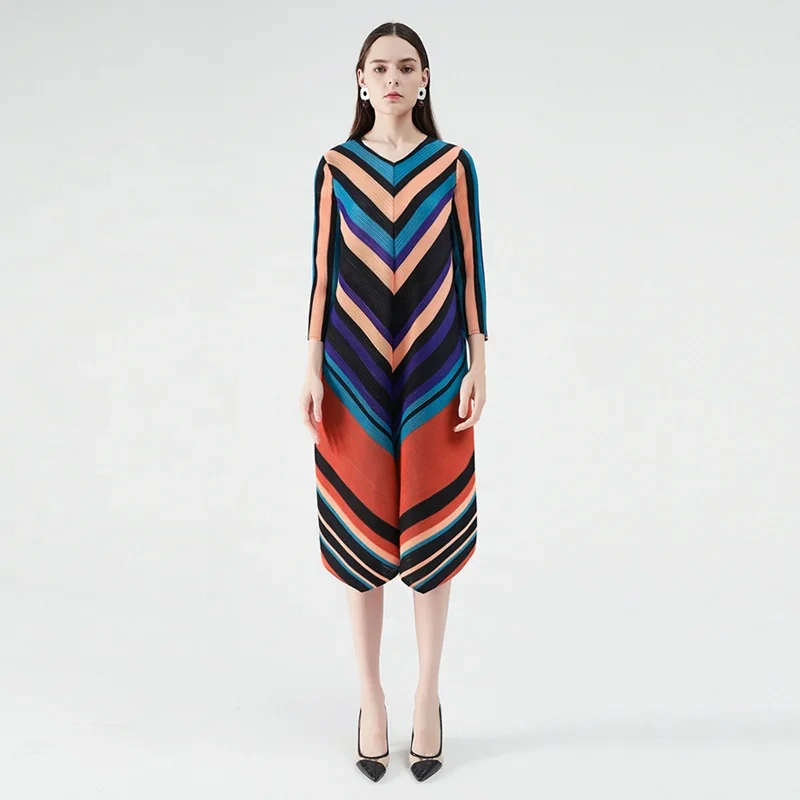 

2021 African women wear elegant and stylish plus-size V-neck print dresses with long sleeves