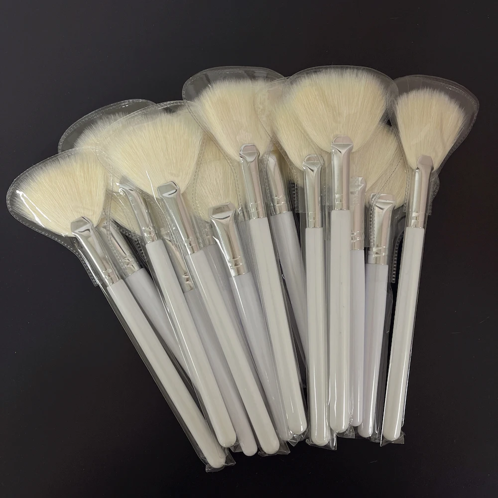 Custom Facial Beauty Salon Spa Acid Peel White Face Mask Brushes for Facial Gel Clay Face Applicators Makeup Soft Hair Fan Brush