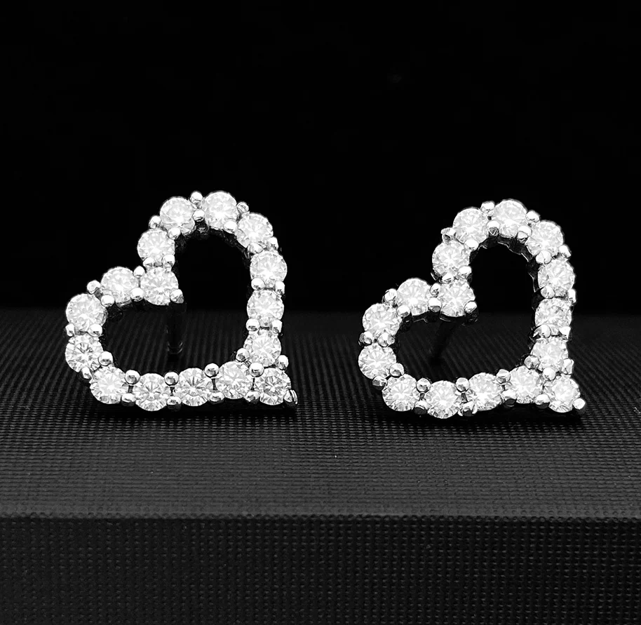

Heart Style Brilliant Shining Moissanite Diamond Earrings 925 Sterling Silver Heart Stud Earrings