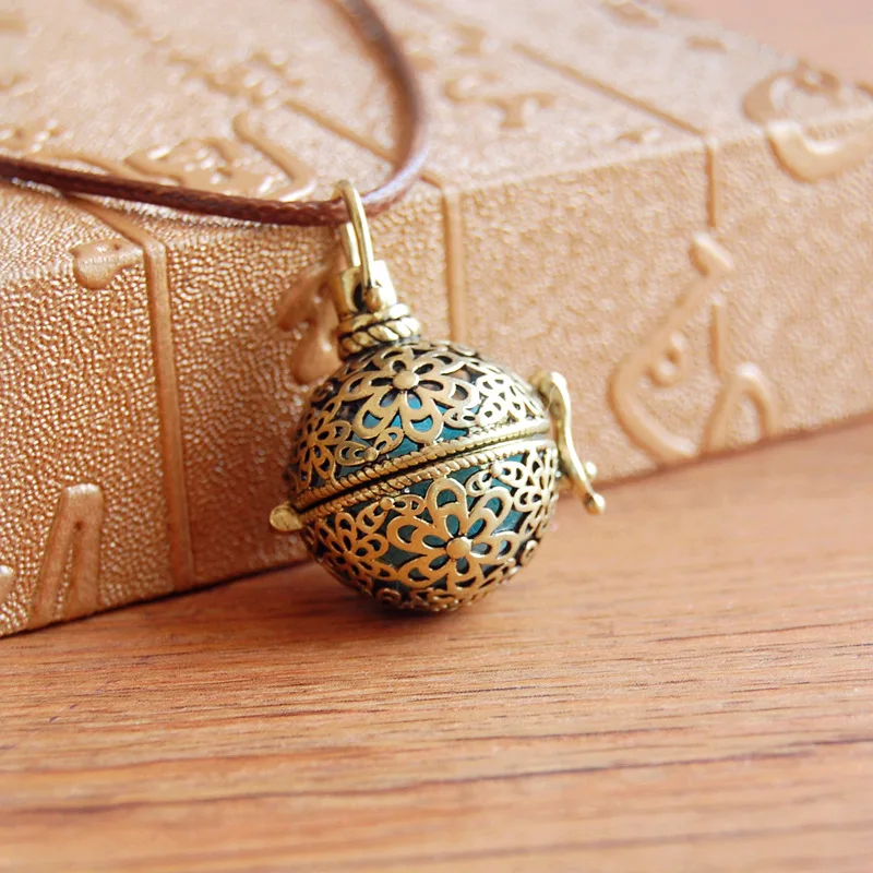 

Retro Hollow Out Can Open Ball Pendant Aromatherapy Mini Essential Oil Fragrance Diffuser Necklace