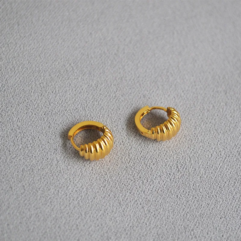 

18K Gold Plated Huggie Crossiants Earrings for Women Twisted Geometric Small Hoop Earrings Street Retro Minimalist Jewelry Hot