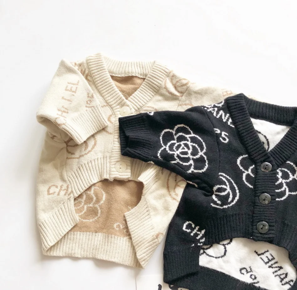 

Classic Camellia Pattern Design Luxury Brand Style Pet Sweater Custom Wholesale