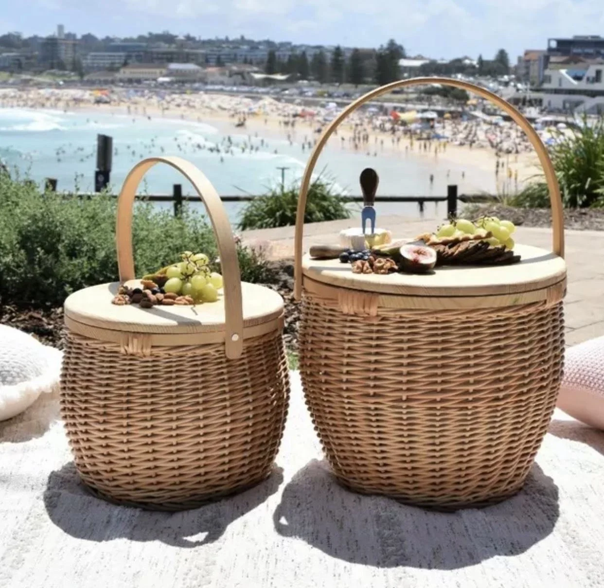 

Wholesale Round Wicker Classic Large Picnic Basket For 2 Person With Lid And Put Down Handle Storage Picnic Basket Willow Basket, Natural or oem
