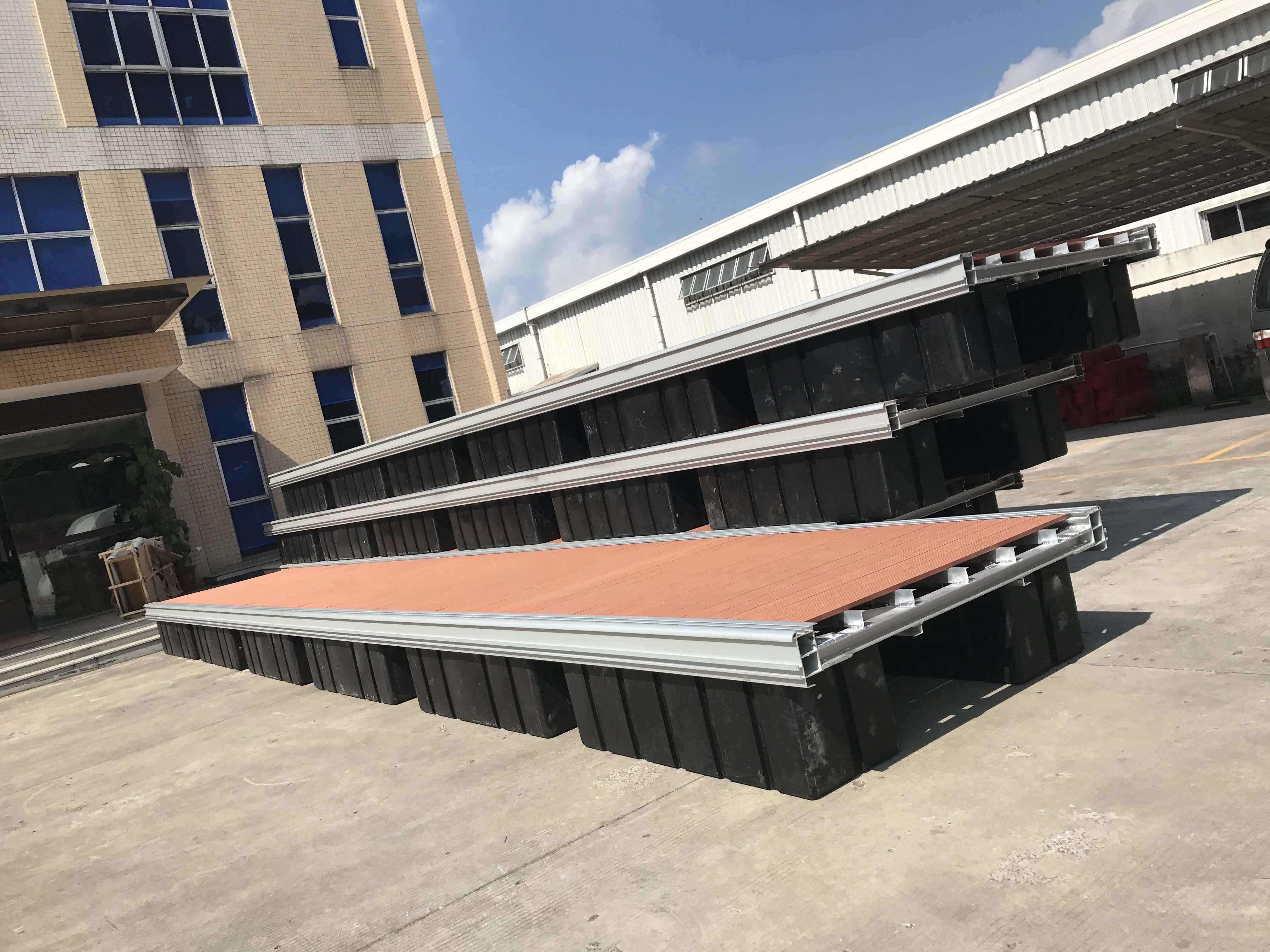 码头浮桥桥钢结构铝合金结构可移动路桥铺有塑料板走道水 pl