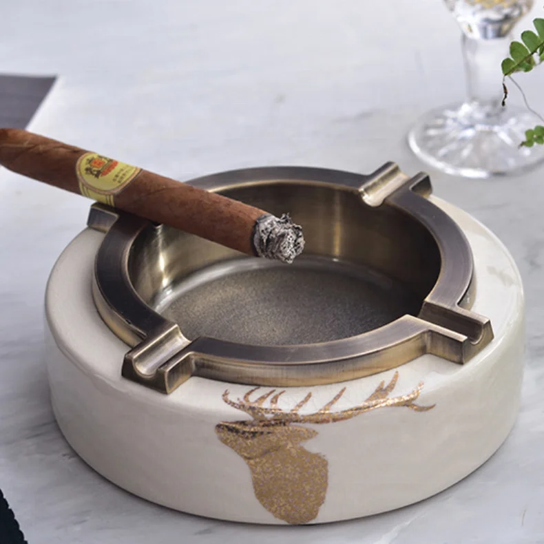 

High quality Personalized hotel bar office round black and white porcelain cigar ashtray custom logo ceramic ashtray, Gold