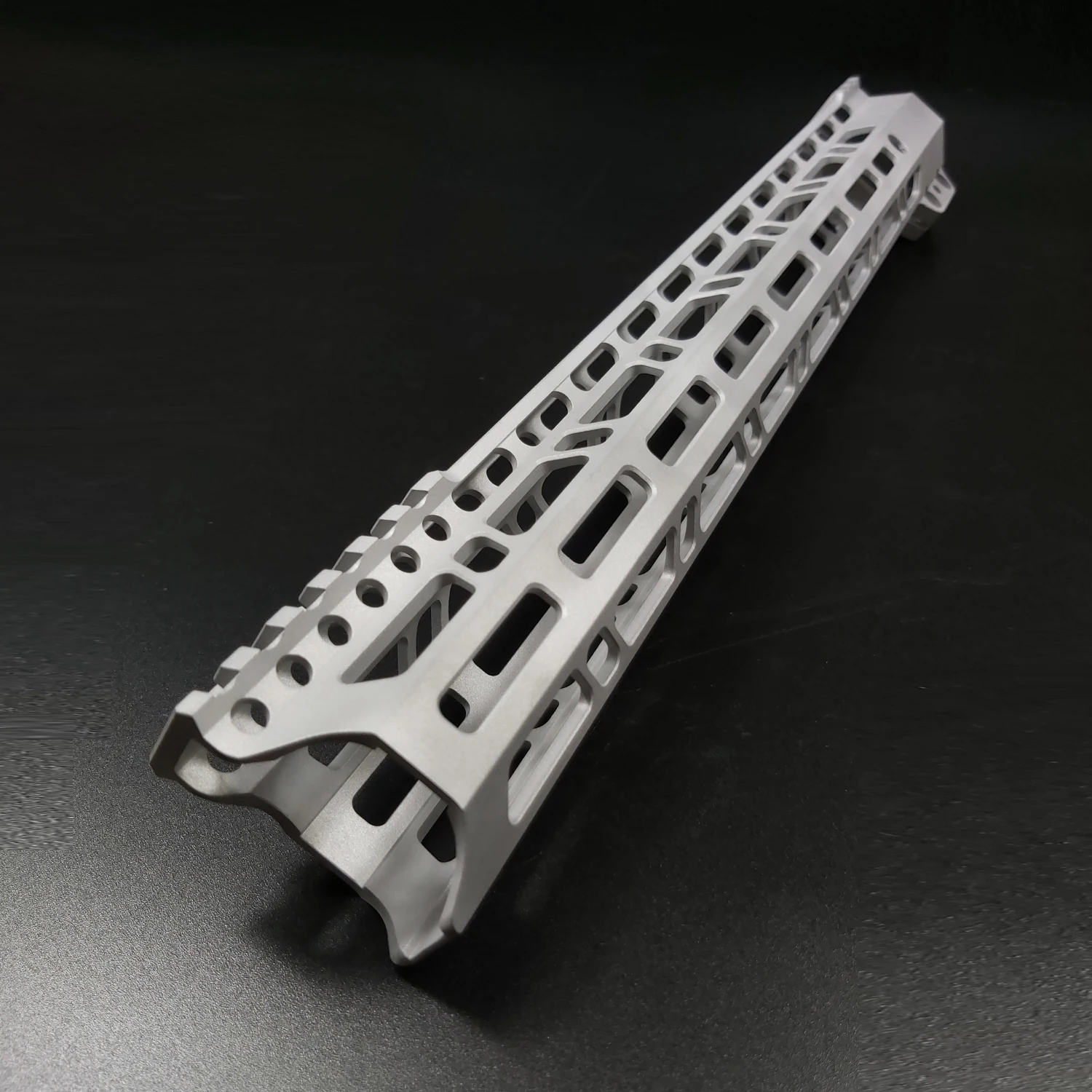 

Clamp Mount Type M-LOK Handguards Edge CNC Chamfering For (.223/5.56) Raw aluminum Color