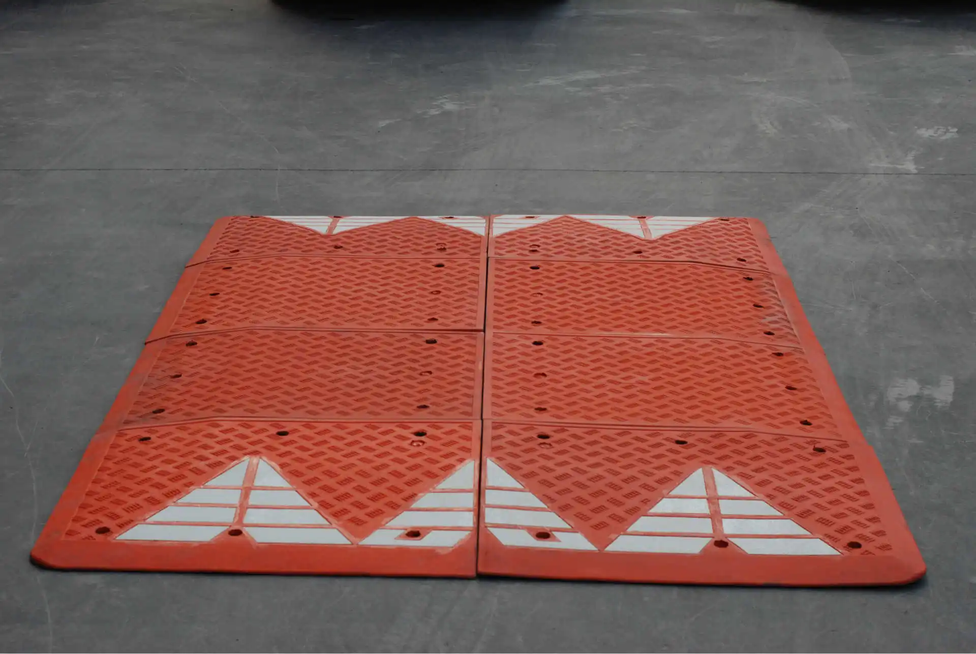 SC-SH29  6pcs into 1set Red  Ruber Speed Bump Cushion  for  Plastic speed Bump  with good quality Roadway saftey