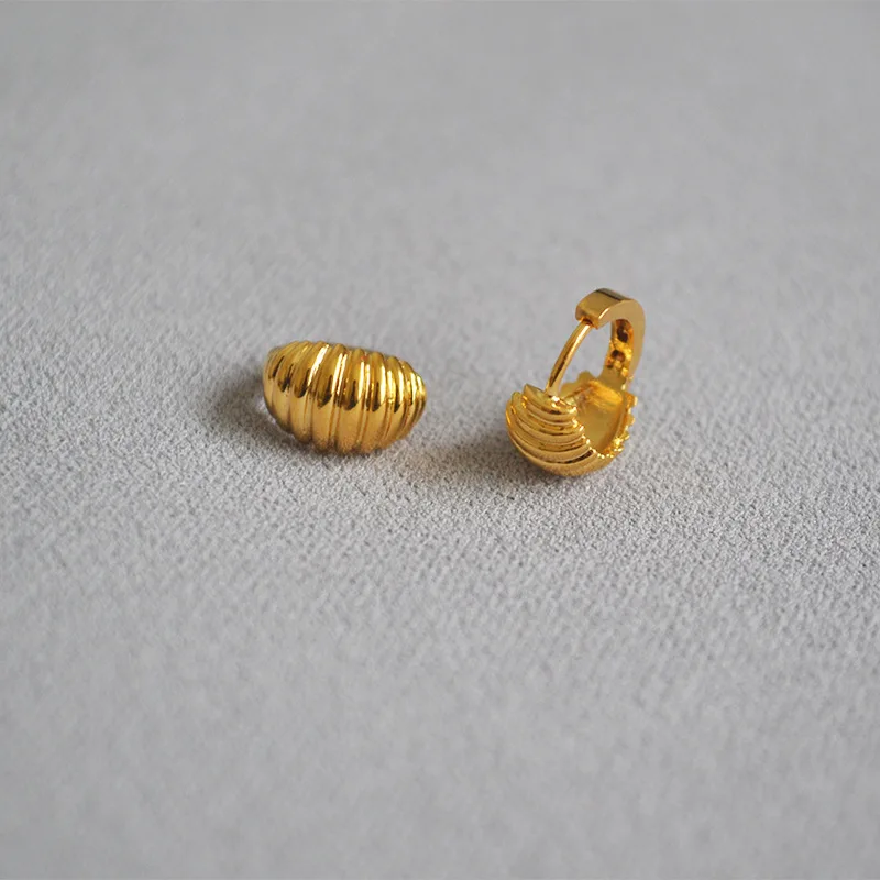 

Delicate Brss Real Gold Plated Bread Shaped Earrings Stylish Thick Geometric Croissant Huggie Earrings, As picture