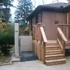 Mobile lifting table for wheelchair access for trains