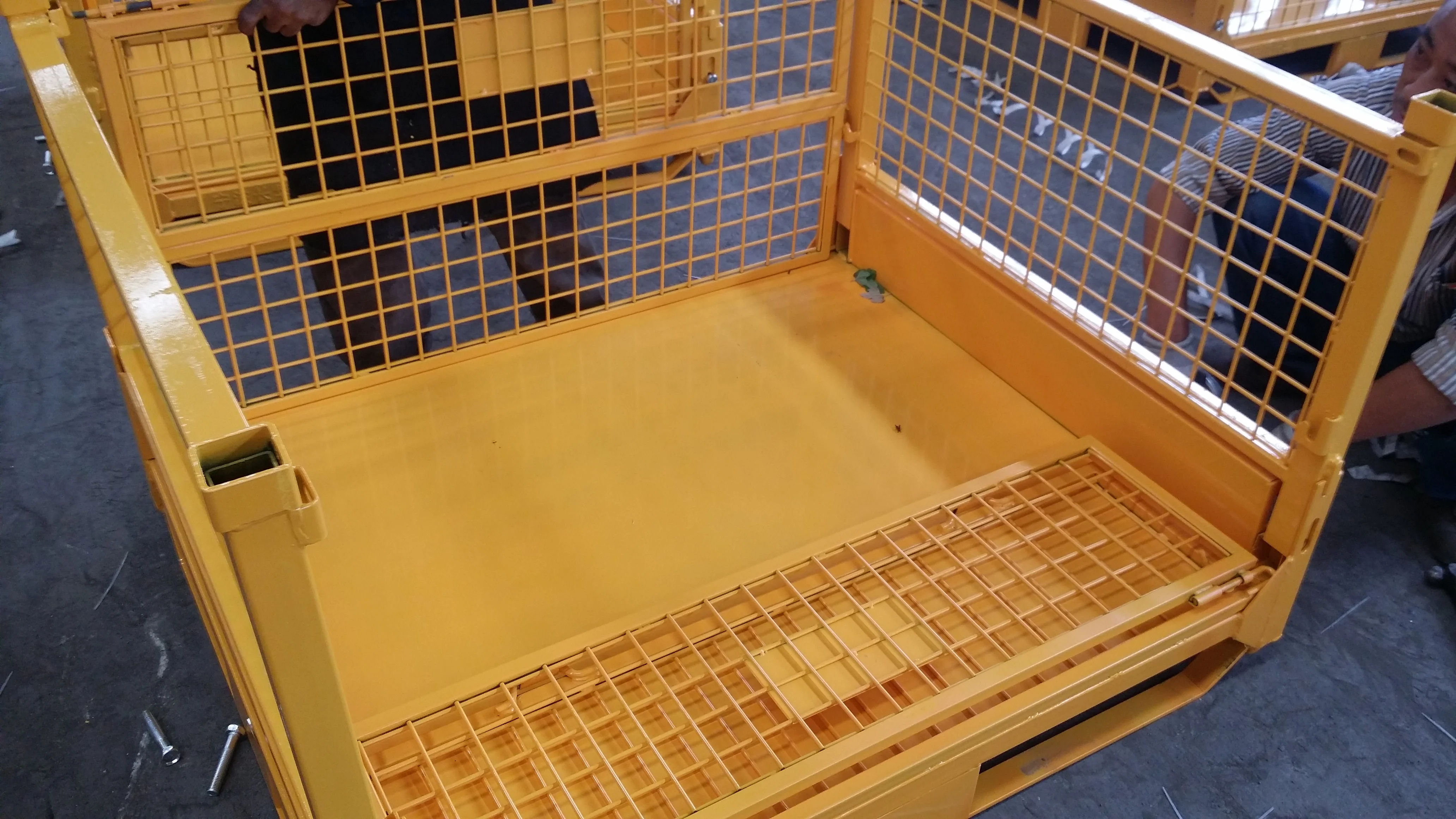 Foldable Wire Mesh Container Box Used For Warehouse Storage With Wheels