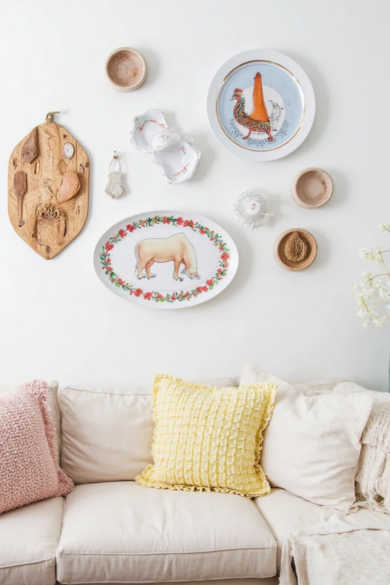 Holiday-themed decorative plate rack display