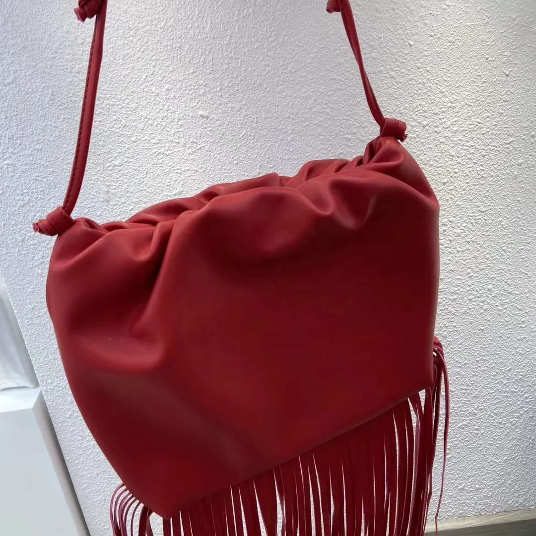 

2020 Custom high quality fashion woman handmade frosted genuine leather fringe tassel bag from China