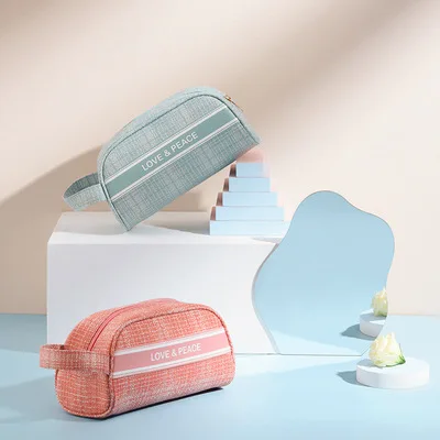 

Wholesale OEM Polyester fiber carded Cosmetic Bags Make Up Pouch Cosmetic Bags & Cases with Handle, Customized