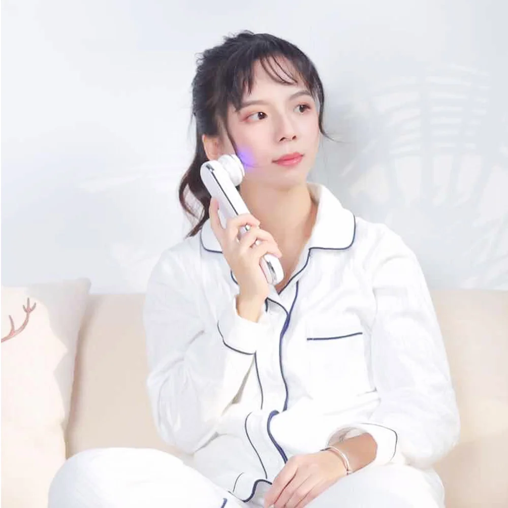 

Home Use RF Beauty Product Heating Facial Beauty Machine Cooling Skin Tightening Red Light therapy face massager, White