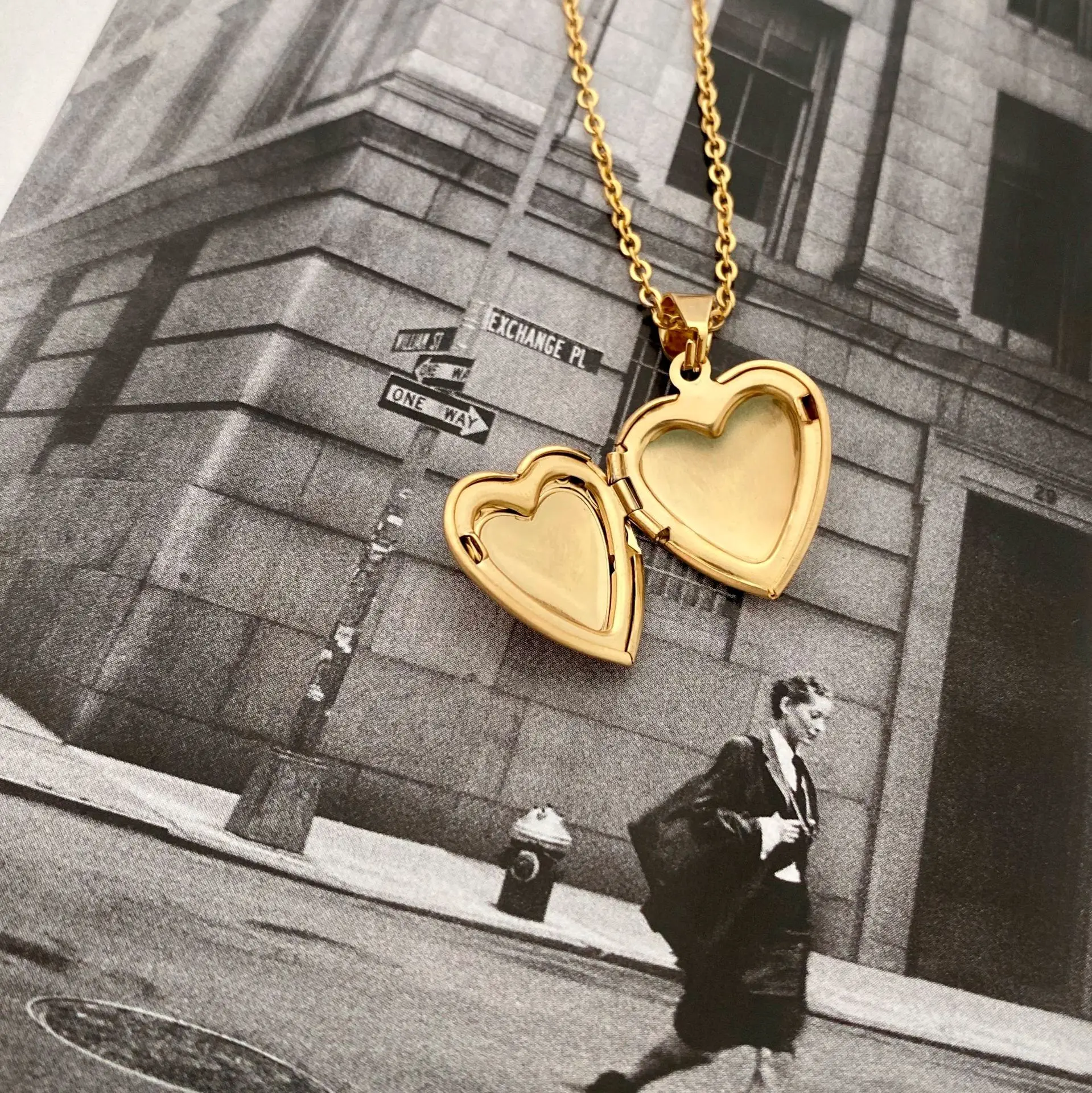 

Custom 18K Stainless Steel Heart Locket Photo Frame Chain Necklace 2021