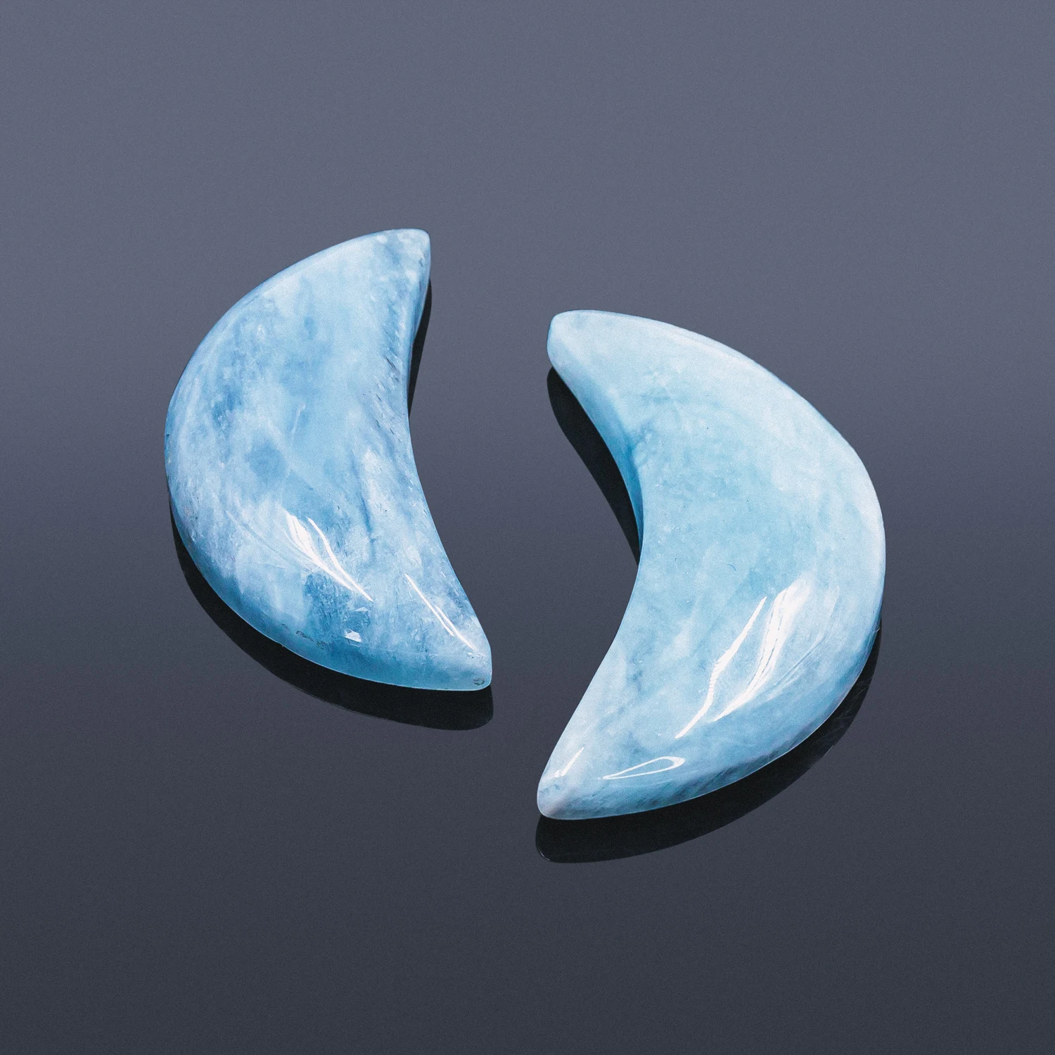 

High quality natural reiki gemstone hand carved aquamarine crystal moon for gift