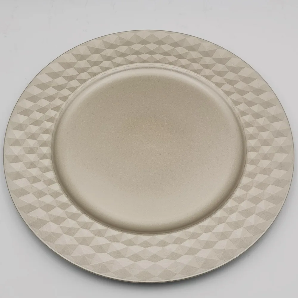 

Disposable paper plates on plastic picnic trays Plastic plate hollow rattan woven one - person food barbecue plate