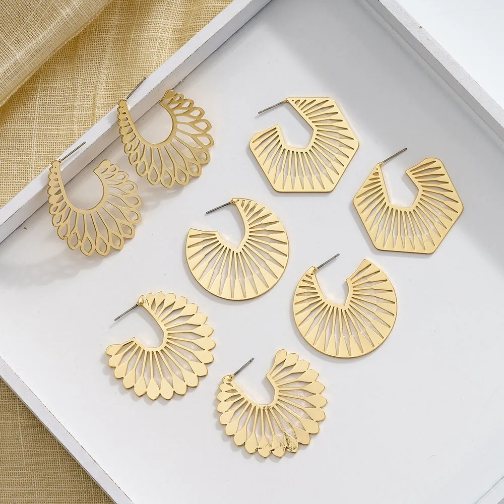 

Dainty 18K Gold Plated Filigree Wide Stud Hoop Earrings for Women Girls Geometric Hollowed-out Fashion Texture Hoops Earrings