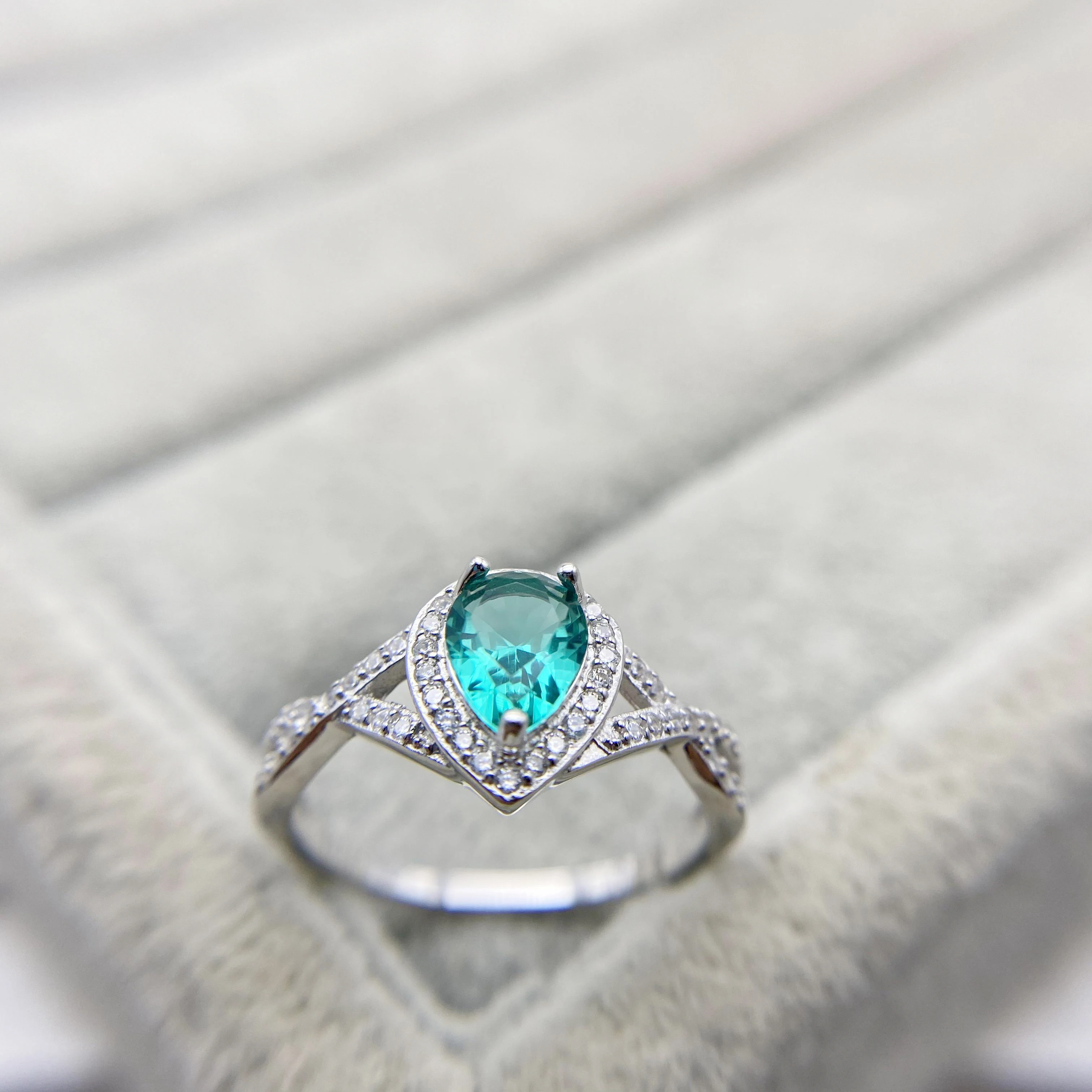 

Europe and the United States S925 silver drip shaped deep Turquoise gems many small gems simple fashion retro Ring Jewelry women