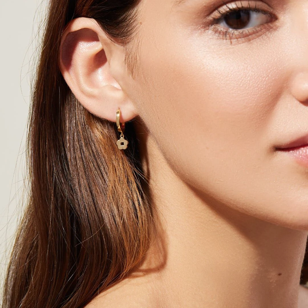 

New Style Minimalist Delicate Dainty 14K Gold Stainless Steel Flower Huggie Hoops Earrings For Women