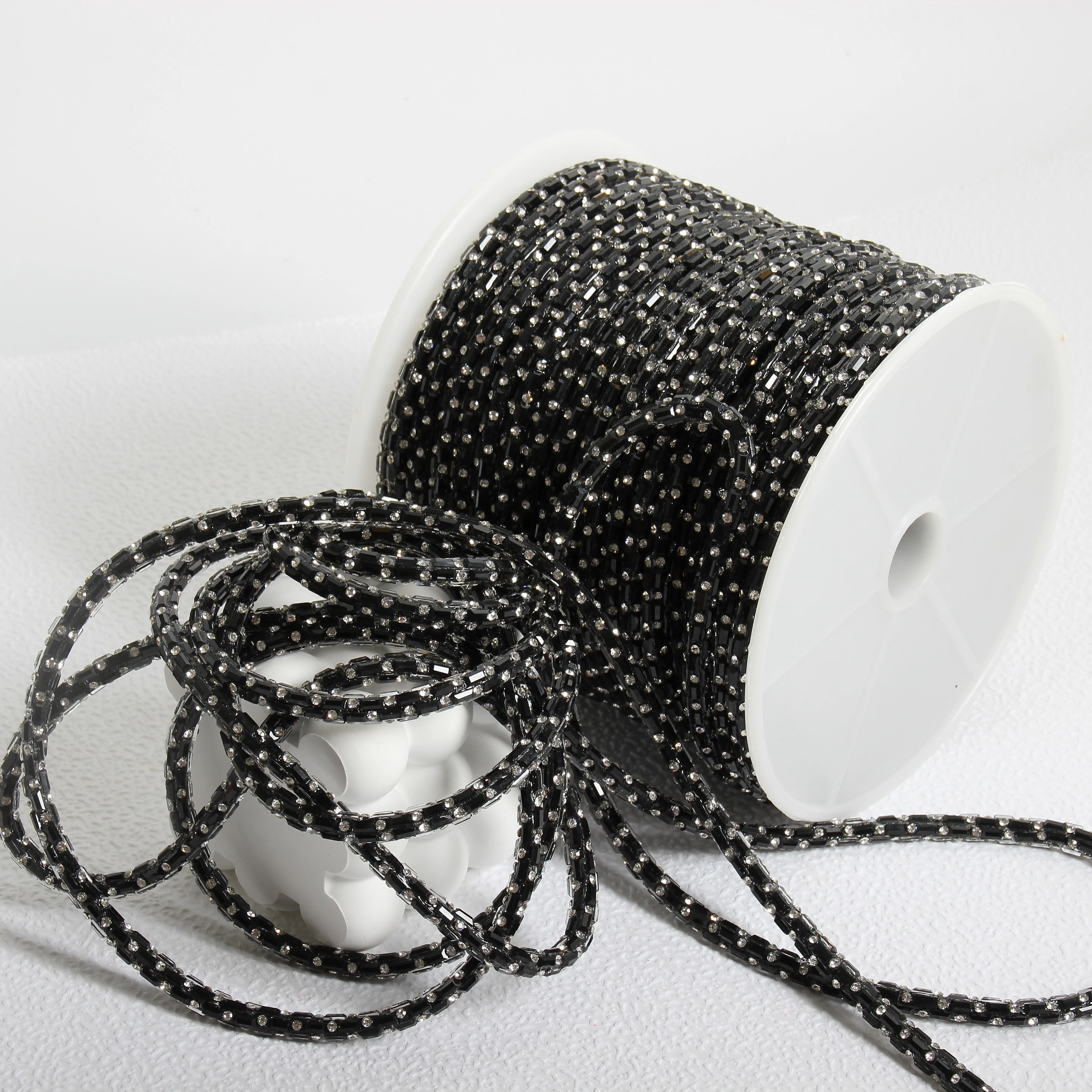 Black 2.5*5mm Glass Patterned Rhinestone Rope with 6mm Flash Rhinestone 3D Adhesive Circular Stretching Technology Glue on