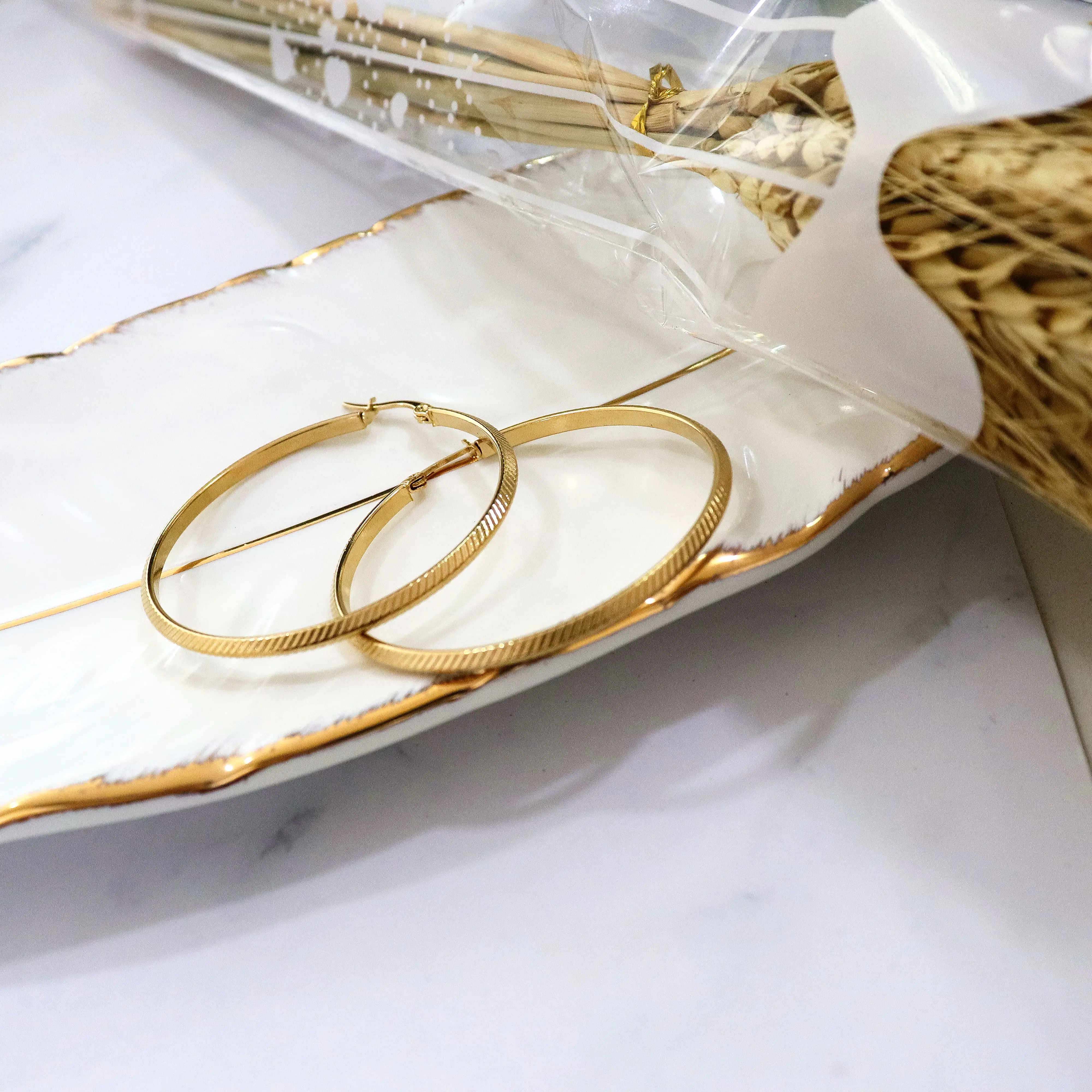 

Wholesale Gold Jewelry Titanium Steel Texture Big Hoop Earrings Retro Geometric Texture Pattern Big Circle Ear Hoop Earrings