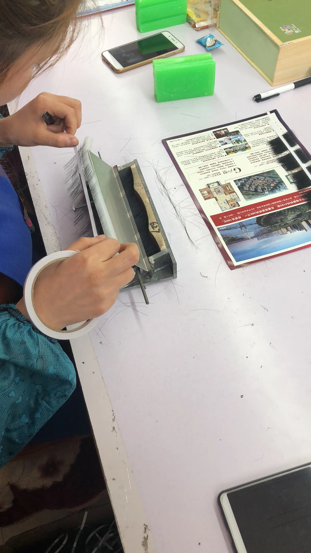 我们的工厂在山东,我们有 t成熟大多数睫毛都是手工制作的.