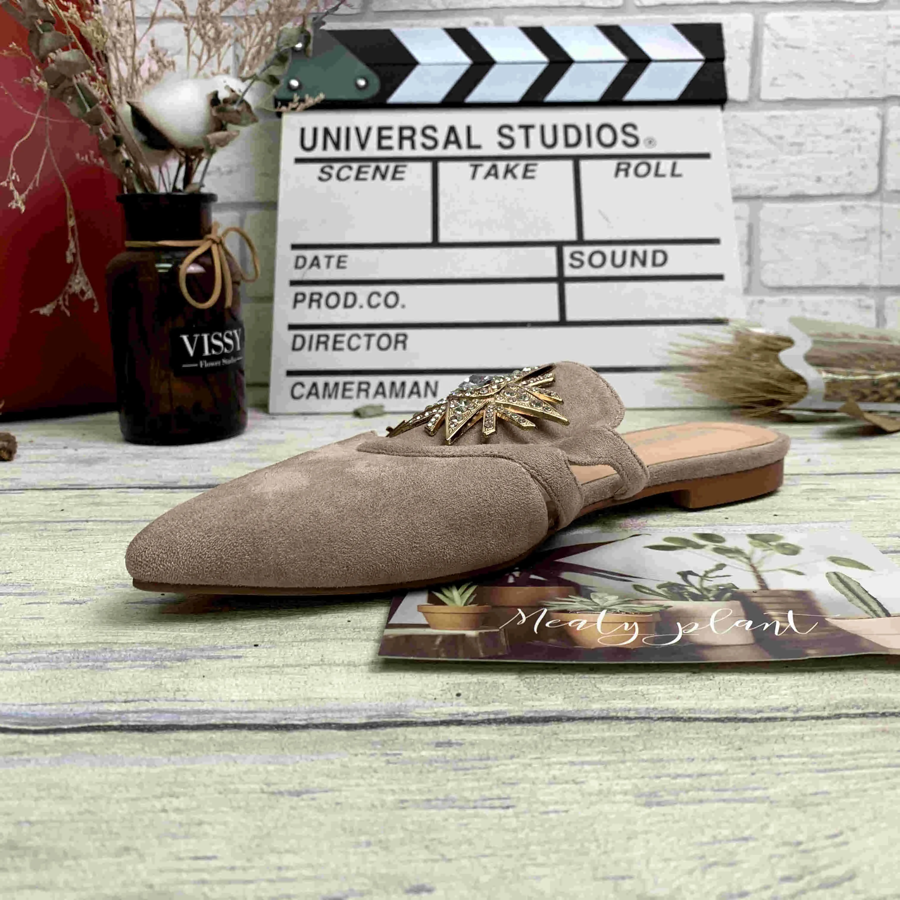 

2021 spring new suede pointed metal diamond accessories low-heel women's shoes in Europe and America large size wholesale, Beige black red