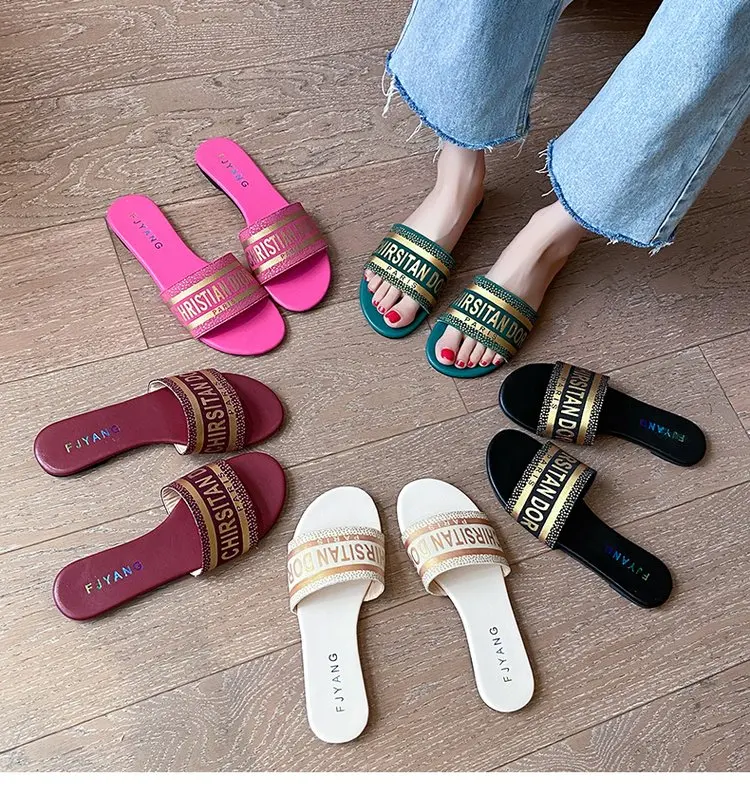 

2021 fashion trend luxury flat slippers for women open toe outdoor non-slip sandal slippers jelly color sneaker slippers